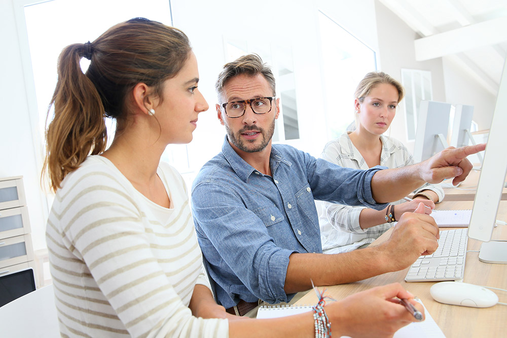 School,Instructor,Helping,Students,With,Work,Project Digital Skills Trainer